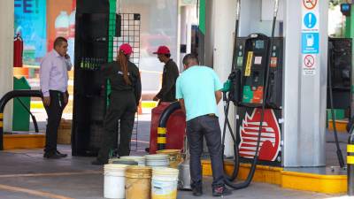 La Profeco mantiene operativos para verificar que las estaciones de gasolina cumplan con la ley.