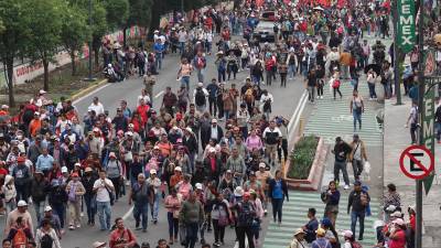 Maestros de la CNTE avanzan sobre Calzada de Tlalpan de regreso al Centro de la Ciudad de México.