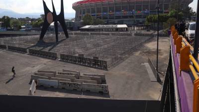 A dos días de que se lleve a cabo el juego amistoso entre México y Portugal, continúan los últimos preparativos afuera del Estadio Banorte, antes Estadio Azteca.