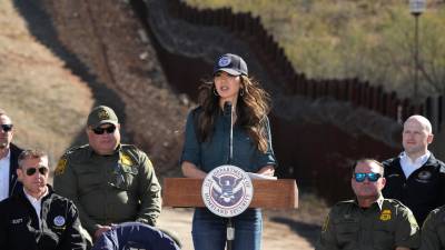 Kristi Noem, Secretaria del Departamento de Seguridad Nacional, habla durante un evento en la frontera con México el miércoles 4 de febrero de 2026, en Nogales, Arizona.