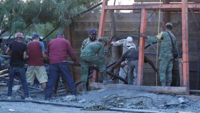 Las autoridades han rescatado a tres personas que quedaron atrapadas en el derrumbe de una mina de carbón en Sabinas, Coahuila, pero 10 de ellas permanecen en el interior.