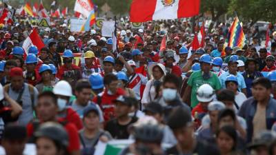 Miles de personas participan en una nueva manifestación antigubernamental en Lima, Perú.