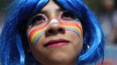 Miles de personas que participaron en la edición XLIV de la marcha del Orgullo LGBT+, que este año estuvo dedicada a las mujeres de la diversidad sexual, desbordaron este sábado las calles de Ciudad de México con una celebración diversa, activa y multicolor.