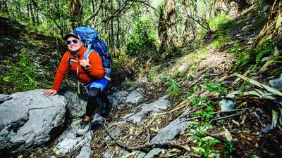 Edson Saldaña, creador de Camotera Hiking, en la Cueva del Oso, en Las Vigas. Foto: