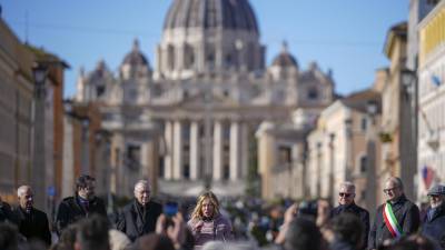 La primera ministra italiana Giorgia Meloni, al centro, en frente de la Basílica de San Pedro, en Roma, el 23 de diciembre del 2024.