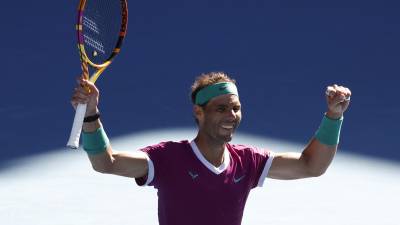 Rafael Nadal celebra su victoria sobe el francés Adrian Mannarino en su partido de cuarta ronda del Abierto de Australia en Melbourne.