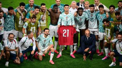 Los futbolistas de la Selección de Portugal celebran el pase en el Mundial 2026 mostrando la playera de Diogo Jota, en un emotivo gesto de apoyo tras la polémica victoria sobre Croacia.