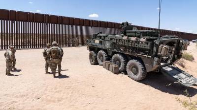 Fotografía del 8 de mayo del 2025 de integrantes del Ejército de los Estados Unidos, del área de Defensa Nacional, patrullando la frontera con México en el Área de Defensa Nacional, en Nuevo México.