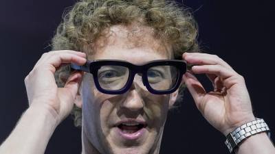 Mark Zuckerberg se coloca un par de gafas de realidad aumentada Orion en la conferencia Meta Connect.