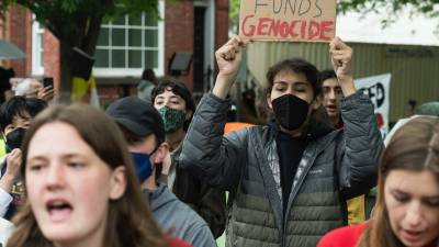 Estudiantes protestan contra la guerra entre Israel y Hamas en la Universidad George Washington. Han surgido protestas en campus universitarios de todo el país para protestar contra la guerra.