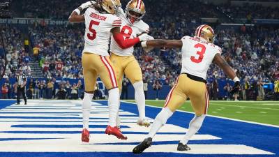 Los 49ers de San Francisco celebran la victoria que asegura su lugar en los playoffs de la NFL.
