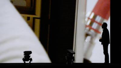 El fundador y director ejecutivo de Nvidia, Jensen Huang, habla en el escenario con robots durante una conferencia de prensa de Nvidia antes de la feria tecnológica CES.