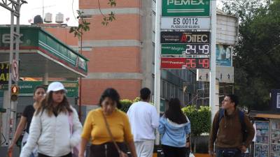 CIUDAD DE MÉXICO, 30DICIEMBRE2024.- Una sucursal de Pemex al norte de la capital ofreció la gasolina magna en 24.49 el litro mientras que la premium alcanzó los 26.49. FOTO: DANIEL AUGUSTO/ CUARTOSCURO.COM