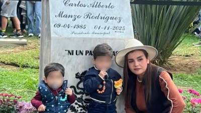 A tres meses de su asesinato, la presidenta municipal de Uruapan, Grecia Quiroz, develó una placa en memoria de su difunto esposo, el exedil Carlos Manzo.