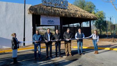 El gobernador Manolo Jiménez Salinas y autoridades municipales cortan el listón inaugural de “Aqua Ramos”, marcando un nuevo espacio de convivencia para las familias de Ramos Arizpe.