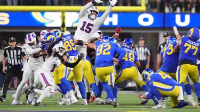 Los Ángeles cortó a Harrison Mevis (92) después de que fallara un gol de campo de 50 yardas y le bloquearan otro de 48 en tiempo extra, durante la derrota por 37-34 frente a los Bills.