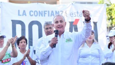 Román Cepeda mantiene una intensa campaña por ejidos y colonias de Torreón.
