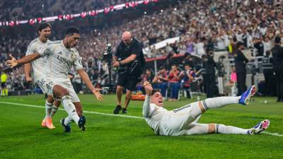 Federico Valverde celebra su gol, el primero del Real Madrid, en el triunfo 2-1 ante el Atlético de Madrid que selló el pase blanco a la final de la Supercopa de España.