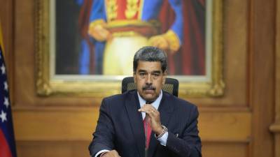 El presidente venezolano, Nicolás Maduro, comienza su conferencia de prensa en el palacio presidencial de Miraflores en Caracas, Venezuela tres días después de su disputada reelección.