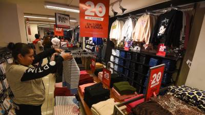 Durante las compras del Buen Fin es la ropa encabeza las preferencias de los consumidores, con un 68% de las preferencias, lo que la convierte en la categoría más demandada. FOTO: CUARTOSCURO.