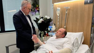 El Primer Ministro australiano, Anthony Albanese, se reúne con Ahmed al Ahmed en el Hospital St. George de Sídney.