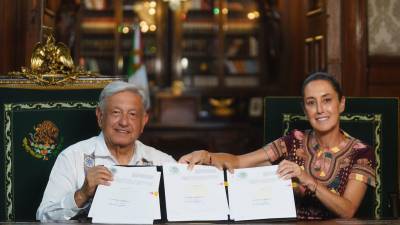 El 15 de septiembre pasado, Andrés Manuel López Orador, entonces titular del Ejecutivo federal, firmó el decreto de la reforma al Poder Judicial en compañía de la entonces presidenta electa Claudia Sheinbaum, pese a que Tribunal Colegiado del Trigésimo Segundo Circuito, con residencia en Colima, ordenó suspender la publicación del decreto.