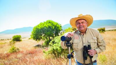 Enrique Cisneros Tello observa las aves en la Sierra de Arteaga. Foto: