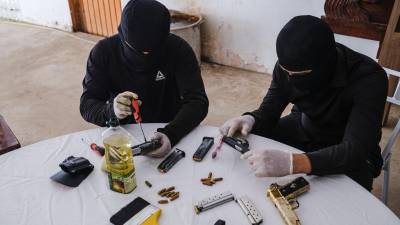 Miembros de la organización describen una “arquitectura invisible” donde los nombres de sus rivales eran entregados a la policía para su captura, mientras que el cártel recibía avisos anticipados sobre operativos militares y movimientos de las fuerzas federales.
