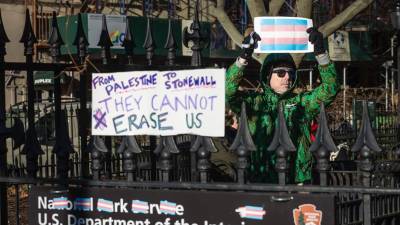 Una protesta en el Monumento Nacional Stonewall en Nueva York. El sitio web del Servicio de Parques Nacionales eliminó las referencias a personas transgénero de la página web de este monumento.