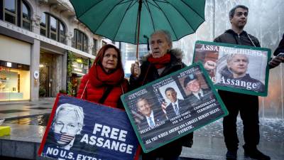 Seguidores de Julian Assange continúan exigiendo su libertad, luego de revelar documentos secretos de operaciones militares de EU en el extranjero.