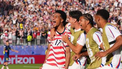 Malik Tillman sentenció la victoria con un tiro libre en la recta final y aseguró el boleto estadounidense a los Octavos de Final.