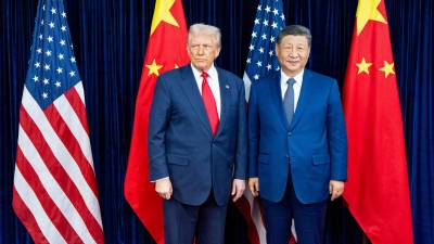 El presidente estadounidense, Donald Trump, y el líder chino, Xi Jinping, en un momento que simboliza la compleja e influyente relación entre las dos principales potencias económicas del mundo.