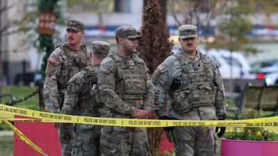 Guardia Nacional de EU vigilan cerca de la Casa Blanca luego de un tiroteo, en Washington. Dos agentes de la GN fueron asesinados en un tiroteo, en el que fue arrestada una persona que se encuentra en estado crítico.