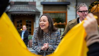La ganadora del Premio Nobel de la Paz María Corina Machado y el vicepresidente del Comité Noruego del Nobel, Asle Toje (derecha), en el exterior del Grand Hotel, en Oslo, el 12 de diciembre de 2025. FOTO: