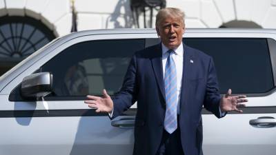 Donald Trump habla del camión eléctrico Endurance en Washington el 28 de septiembre del 2020. La orden del presidente indica que elimina “el mandato de comprar vehículos eléctricos”