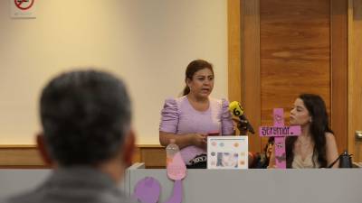 Sandra Soto, hermana de Serymar Soto, víctima de feminicidio en 2017, al igual que otras familias de víctimas de feminicidio, se reunieron con autoridades del Poder Judicial.