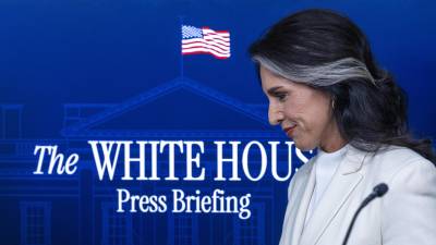 La directora de Inteligencia Nacional de Estados Unidos, Tulsi Gabbard, se retira tras responder a preguntas de los medios de comunicación durante una conferencia de prensa en la Casa Blanca en Washington.