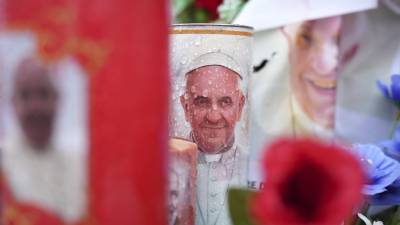 Velas y flores para el papa, en el exterior del hospital Agostino Gemelli de Roma, el 25 de febrero de 2025, donde Francisco está hospitalizado desde el 14 de febrero.