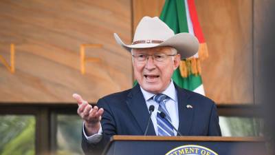 Ken Salazar, embajador de Estados Unidos en México, encabezó la ceremonia de dedicación de la Nueva embajada de Estados Unidos en México ubicada en la colonia Irrigación de la colonia Miguel Hidalgo.