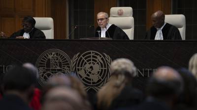 El juez presidente Nawaf Salam lee el fallo de la Corte Internacional de Justicia, en La Haya, Holanda, que exige a Israel detener el fuego en Gaza.