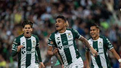 Anderson Santamaría festeja su gol en tiempo de compensación, que dio la victoria a Santos Laguna 2-1 sobre León.