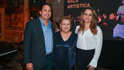 El alcalde Javier Díaz González, acompañado de su esposa, Luly López Naranjo, reconoció la labor de artistas locales en una noche dedicada a celebrar el talento cultural que enriquece la vida de Saltillo.