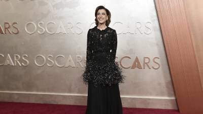 Fernanda Torres llega a los Oscar el domingo 2 de marzo de 2025 en el Teatro Dolby de Los Ángeles. (Foto Richard Shotwell/Invision/AP)