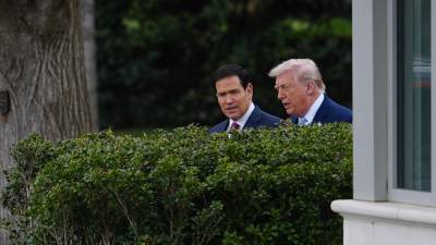 El presidente Donald Trump sale del Despacho Oval junto al secretario de Estado Marco Rubio antes de partir en el helicóptero Marine One desde el jardín sur de la Casa Blanca.