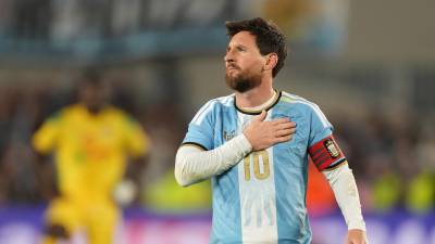 Lionel Messi se despidió de Argentina con gol y dos asistencias ante Benín, en una noche de homenajes y ovaciones en el Monumental.