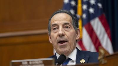 El congresista Jamie Raskin, demócrata por Maryland y miembro de alto rango del comité, interroga a la secretaria de Seguridad Nacional, en la Cámara de Representantes.