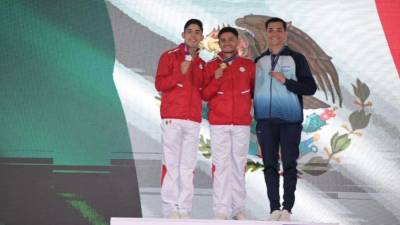 Los gimnastas coahuilenses, Iván Veloz (c) y Mario Morales (i), obtuvieron la medalla de oro y plata, respectivamente, en el Senior Individual del Campeonato Panamericano de Gimnasia Aeróbica.