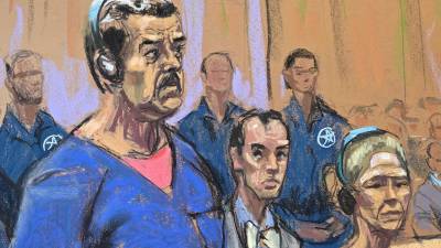 Fotografía de un dibujo realizado por la artista Jane Rosenberg donde aparece el presidente de Venezuela, Nicolás Maduro (i), junto a su esposa, Cilia Flores (d), compareciendo ante un tribunal federal, en Nueva York.