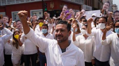 Su padre Miguel Yunes Linares, quien es su suplente, asume en el Senado en su lugar.