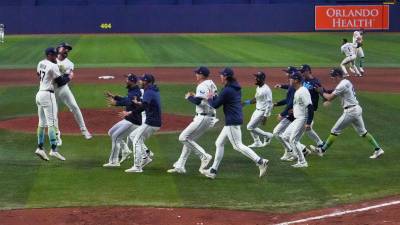 Los Rays de Tampa Bay celebran su clasificación a la Serie Mundial 2026 tras vencer 7-3 a los Guardians de Cleveland en el sexto partido de la eliminatoria.